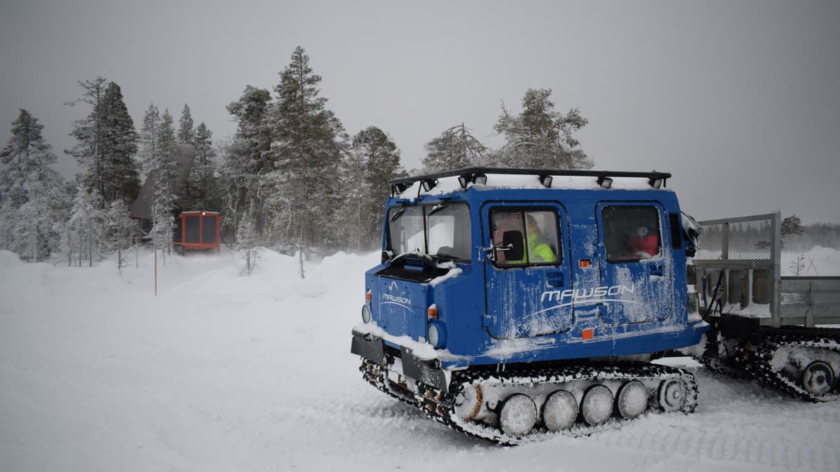 Malminetsintäyhtiö Mawson Oy:n telakuorma-auto kairauspaikalla Ylitornion Palokan alueella.