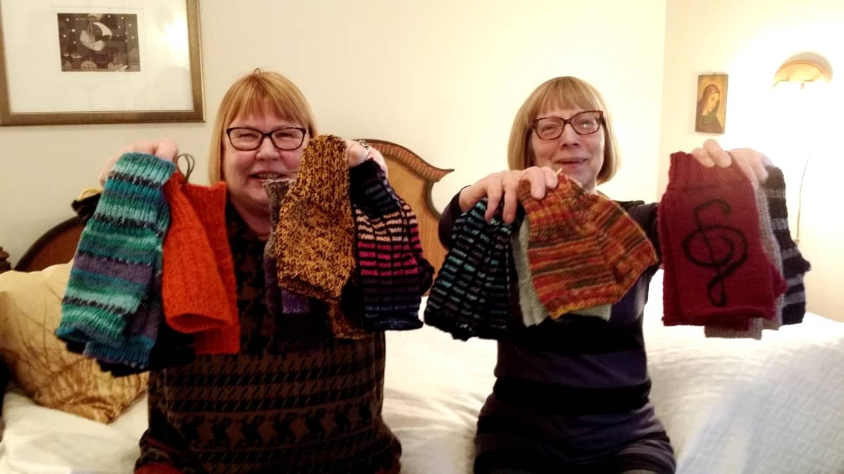 Liisa Valo ja Sinikka Järvelä esittelevät kämmekkäitä
