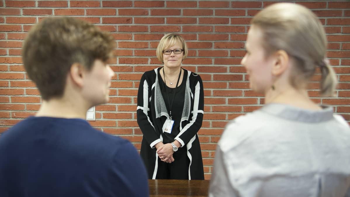 Itä-Suomen maistraatin henkikirjoittaja Saija Lyytinen ja Salla ja Verra Willman