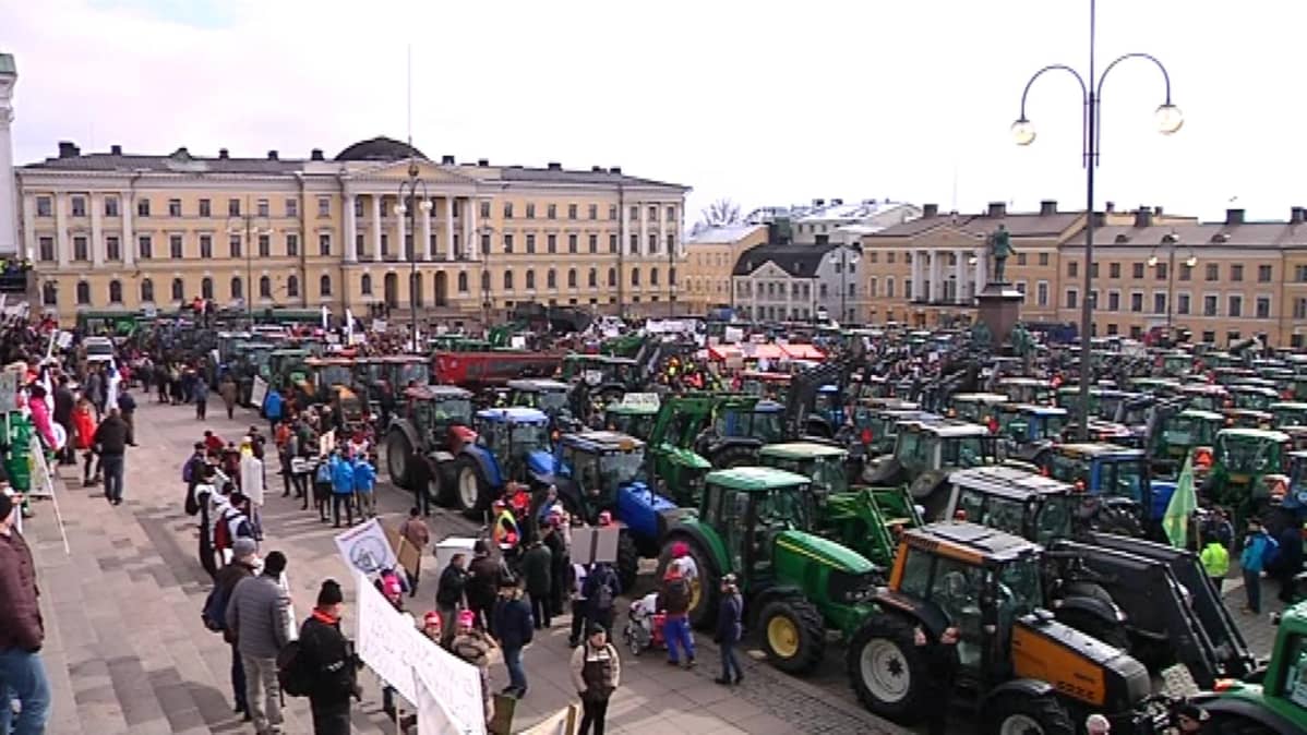 Viljelijät traktoreineen mielenilmaisussa Senaatintorilla viime keväänä.