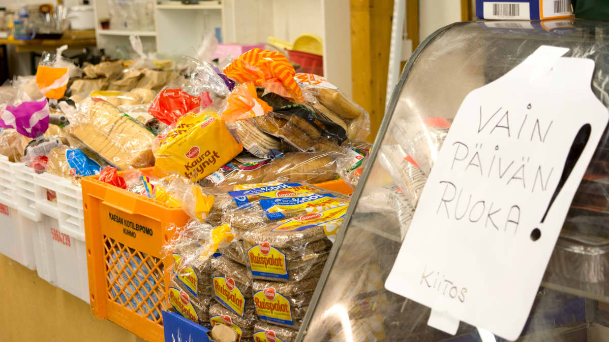 Ruoka-apuna jaetaan kauppojen vanhentuvaa hävikkiruokaa.