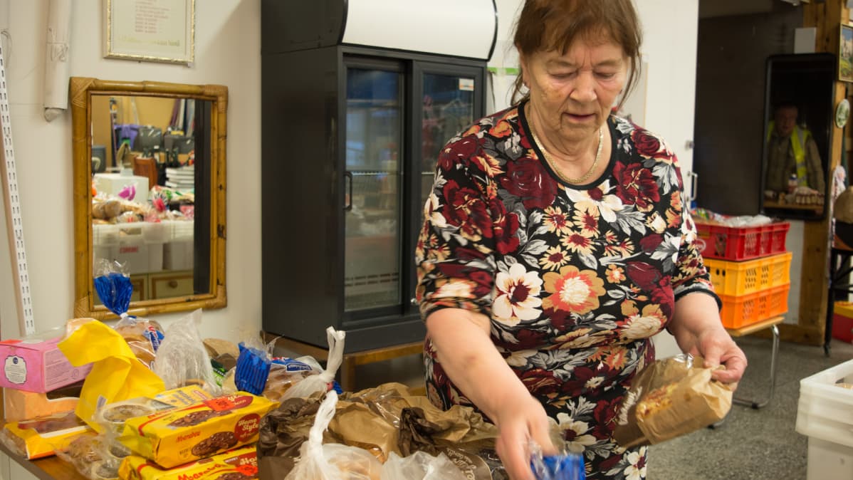 Eini Näykki on hyväntekeväisyysyhdistyksen yksi vapaaehtoisista.