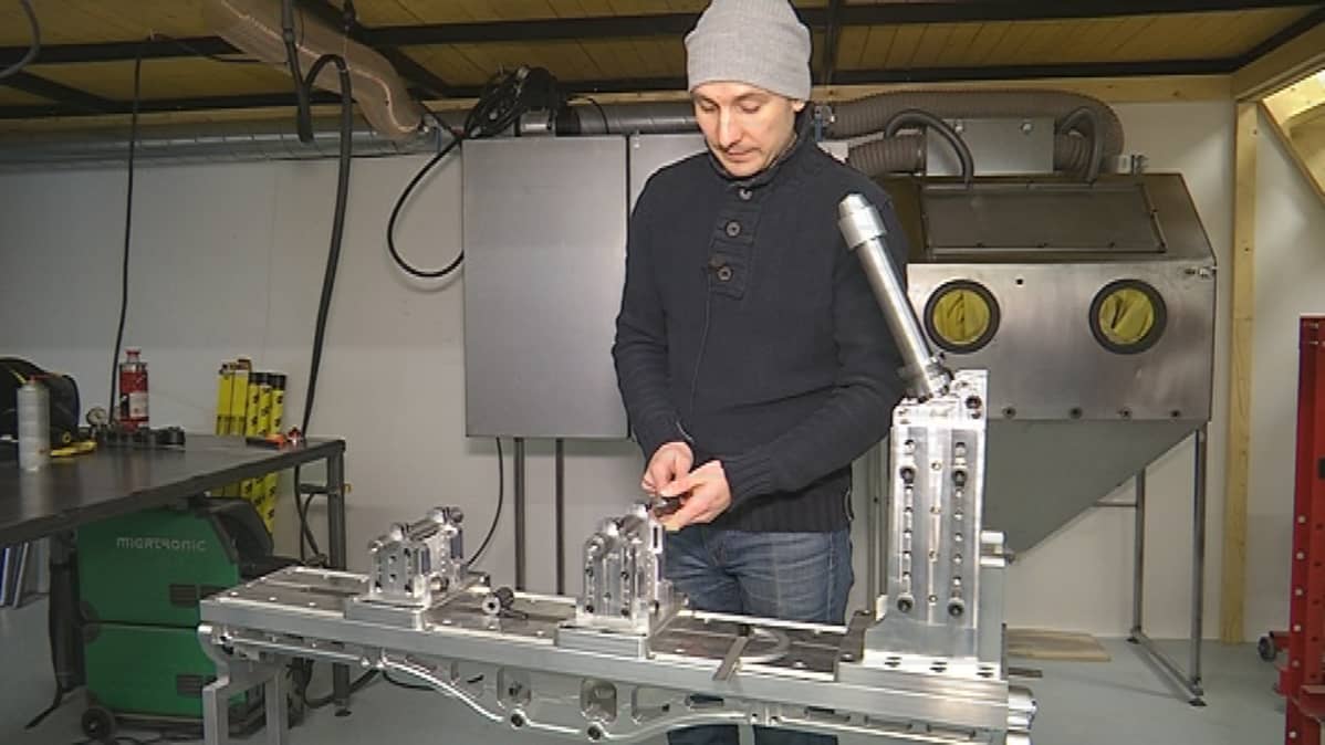 Juha Forstén on tehnyt oman runkojigin moottoripyörien runkojen valmistamista varten.