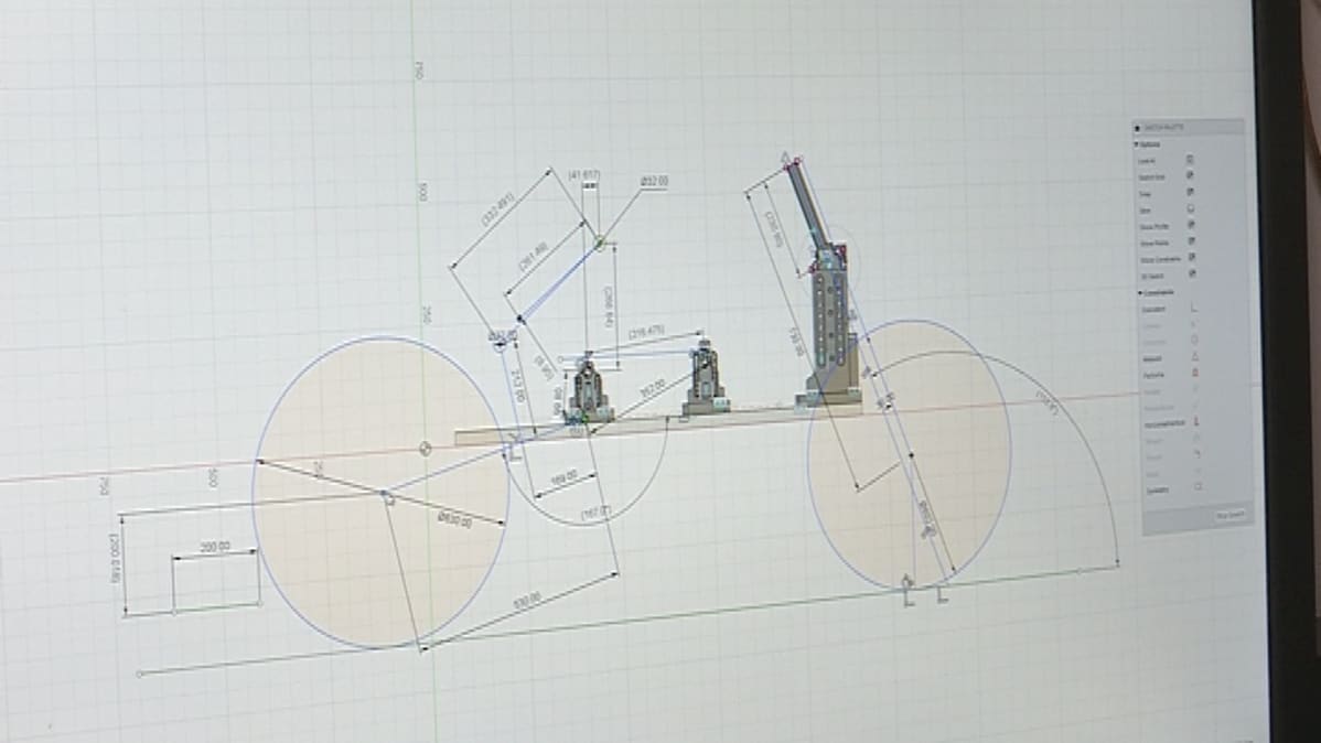 Juha Forstén suunnittelee autocad -ohjelman ja runkojigin avulla moottorin, renkaiden ja iskunvaimentimien kiinnityspaikat ja asennot.