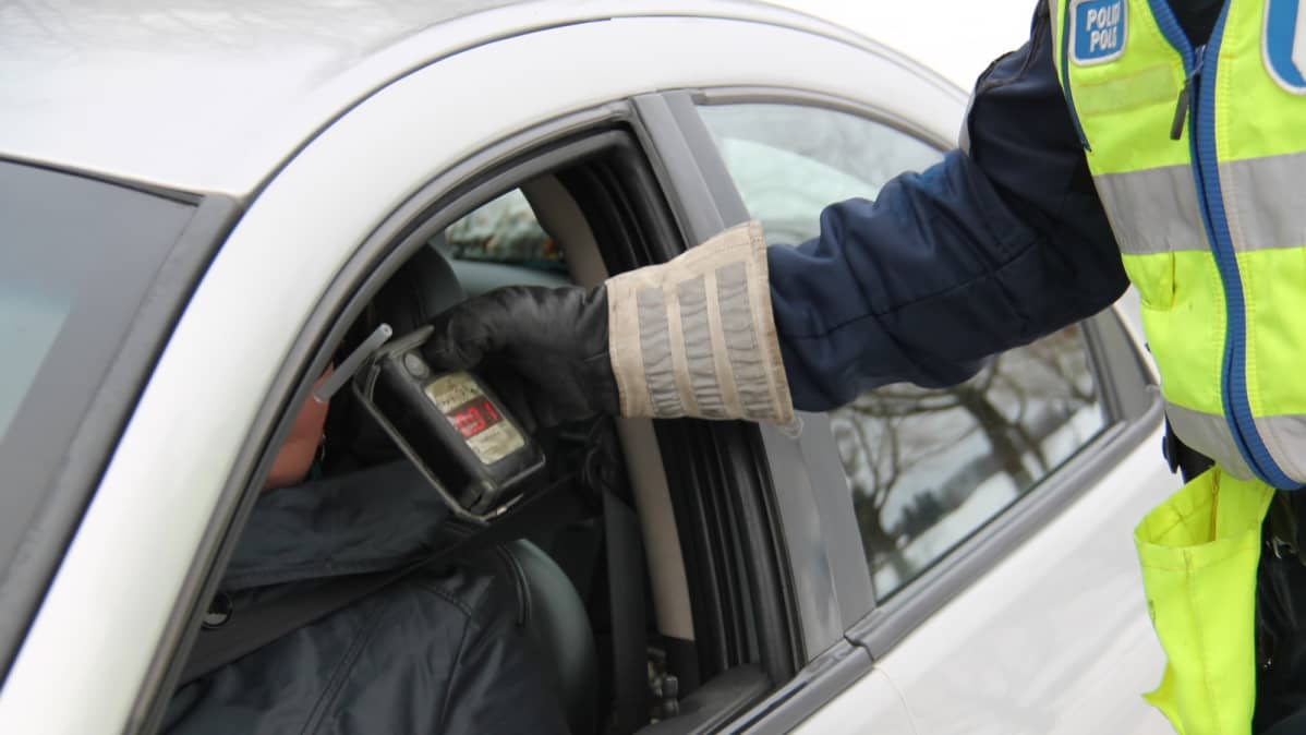 Poliisi puhalluttaa autoilijaa