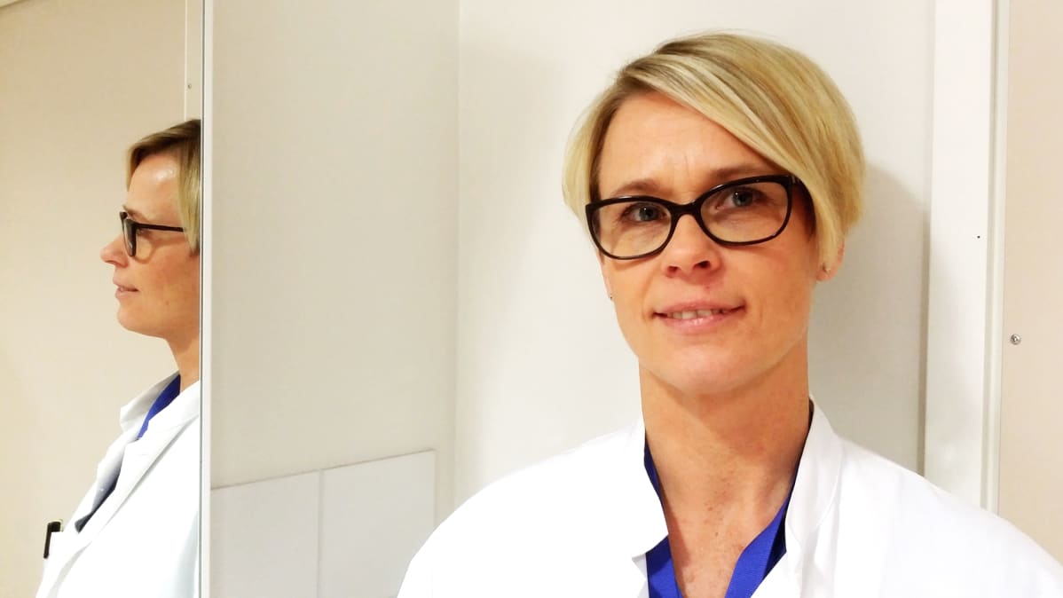 Kuvassa naistentautien ja synnytysten erikoislääkäri Charlotta Frostdahl Keski-Pohjanmaan Keskussairaalasta.
