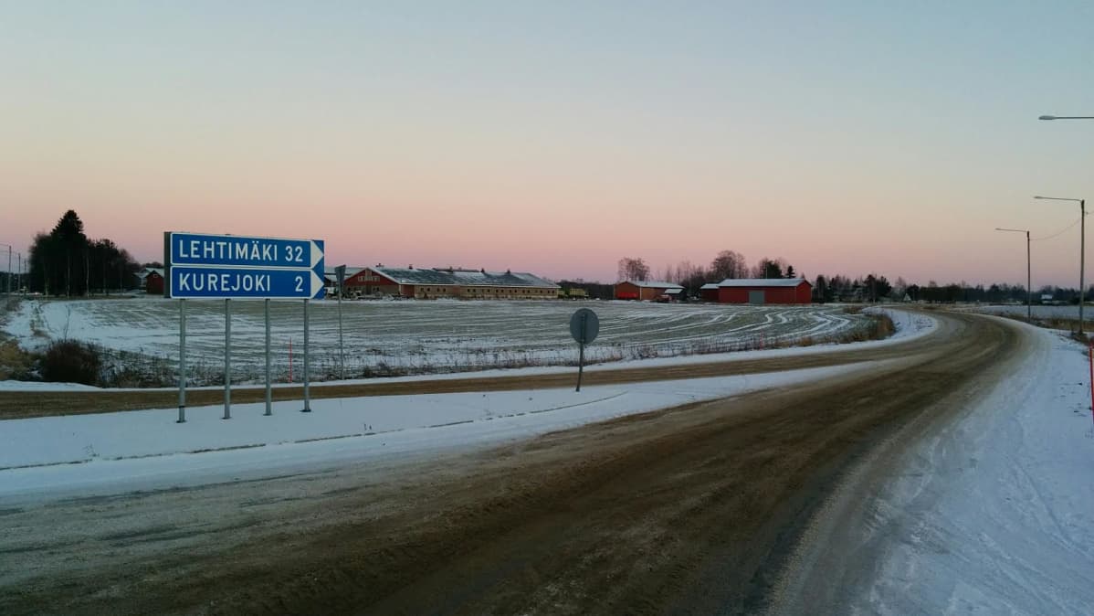 Lehtimäelle ja Kurejoelle kääntyvä tie Alajärvellä.