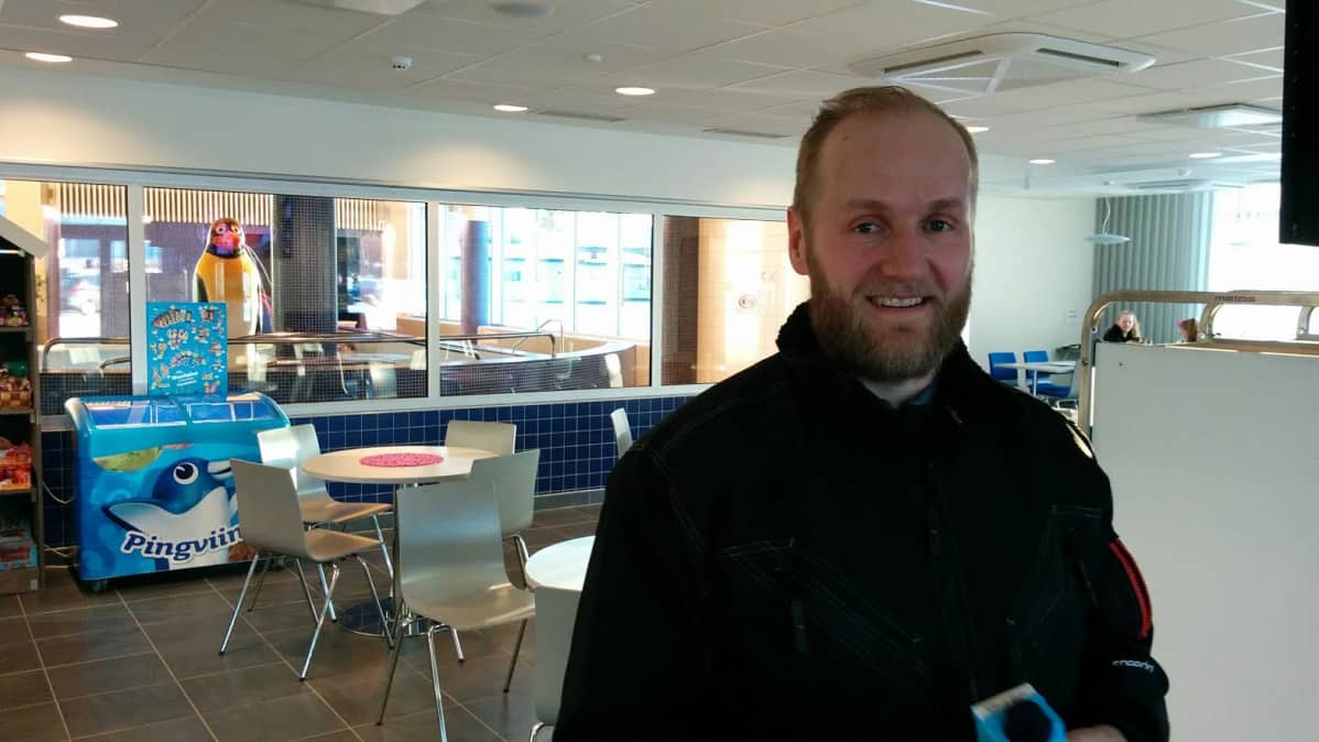 Alajärveläinen Jussi Takala uimahallilla.