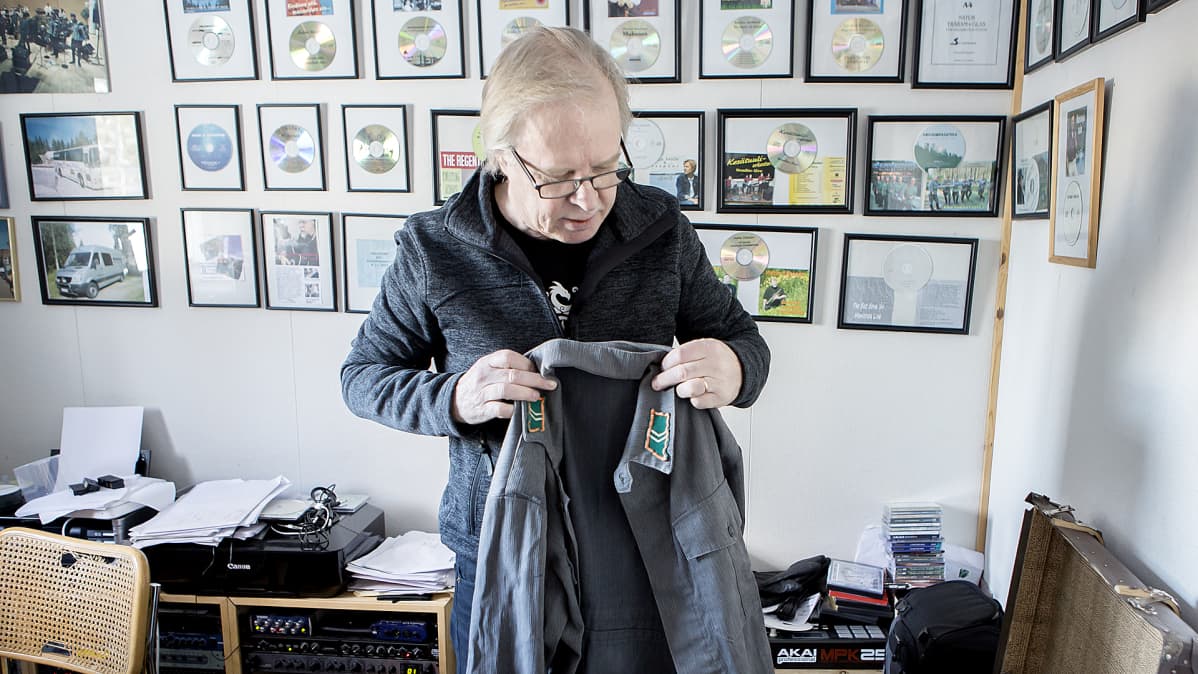 Pepe Kovanen esittelee esiintymisvaatettaan äänitysstudiolla.