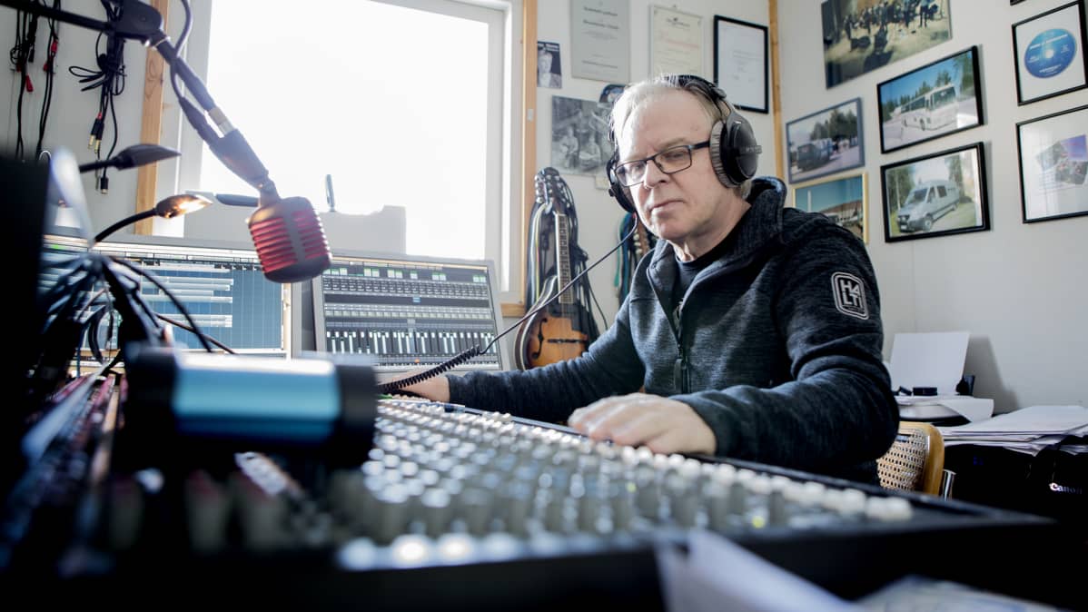 Pepe Kovanen äänitysstudiollaan.