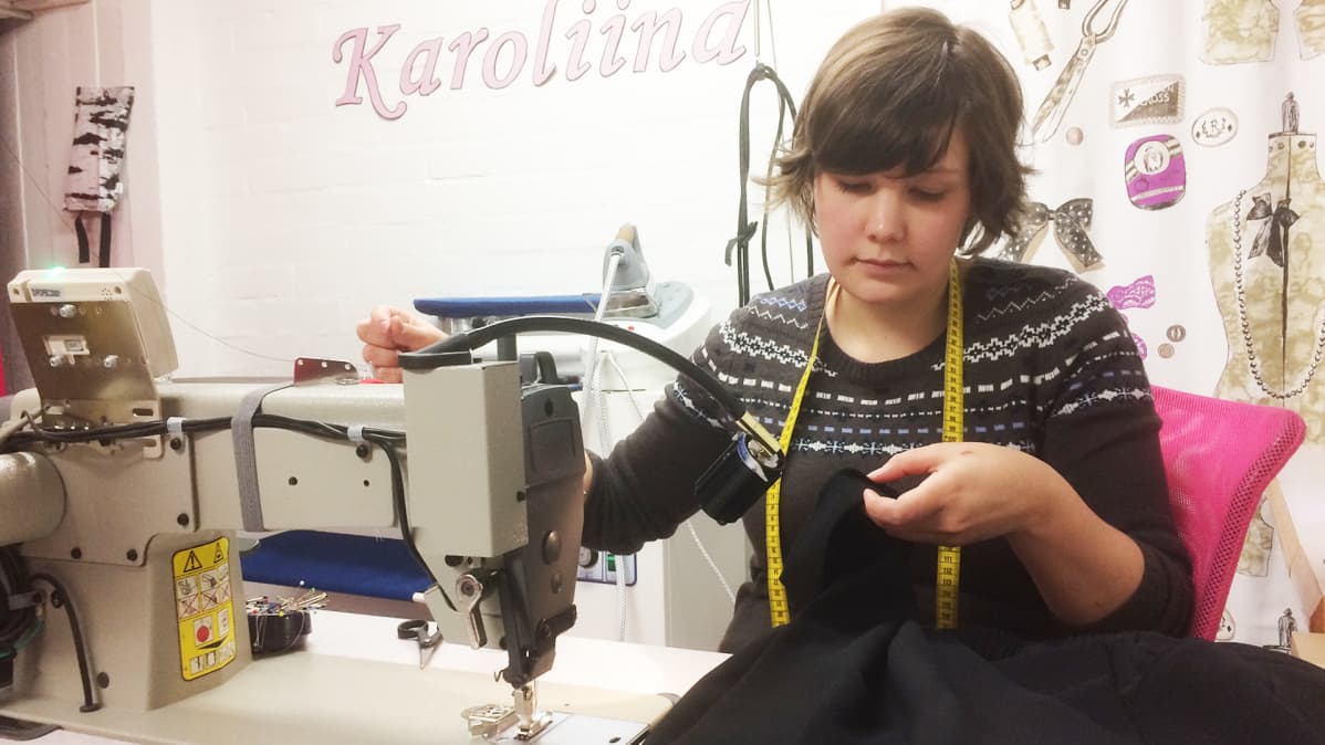 Karoliina Alaniemi ompelee omassa yrityksessään.