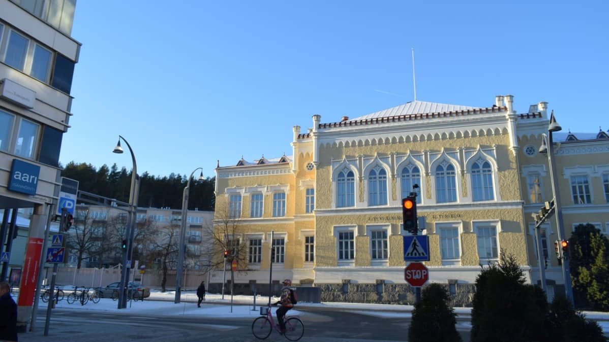 Jyväskylän Lyseon vanha päärakennus valmistui vuonna 1902.