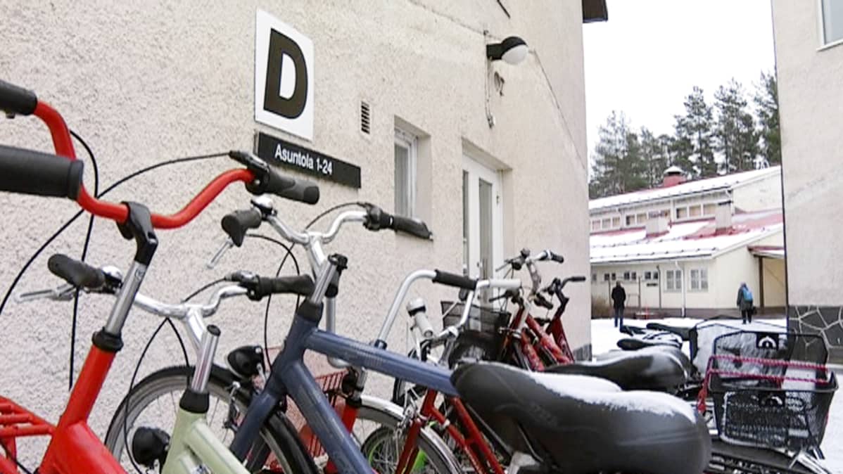 Pöyräparkki asuntolan edustalla.