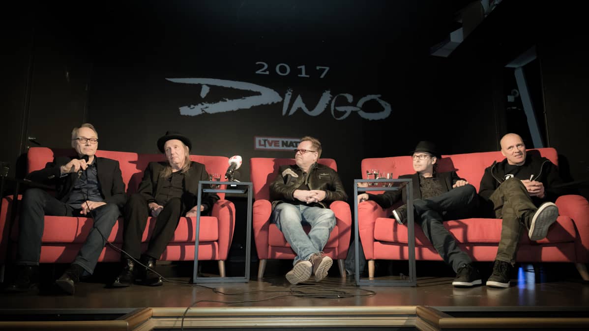 Dingo-yhtye istuu lavalla pressitilaisuudessa