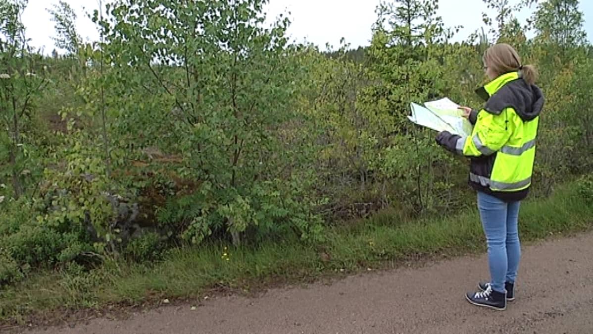 Prokonin projektipäällikkö Marja Meriluoto tutustuu Kattiharjun maastoon paikanpäällä.