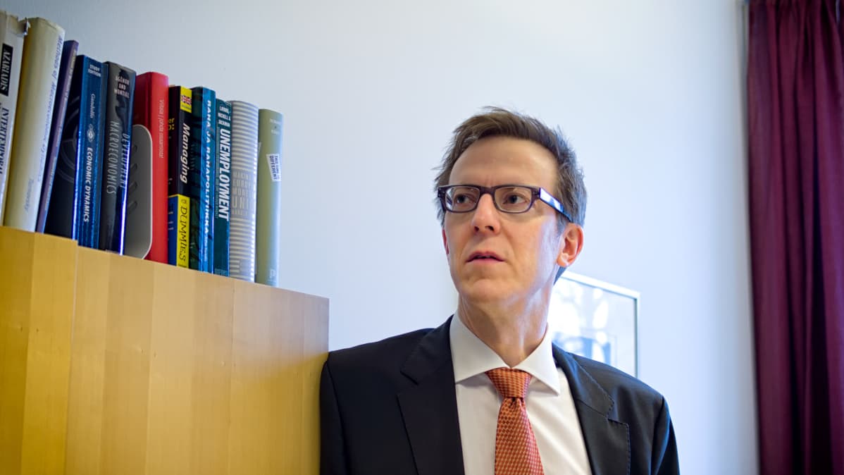 Suomen Pankin johtokunnan neuvonantaja Lauri Kajanoja.