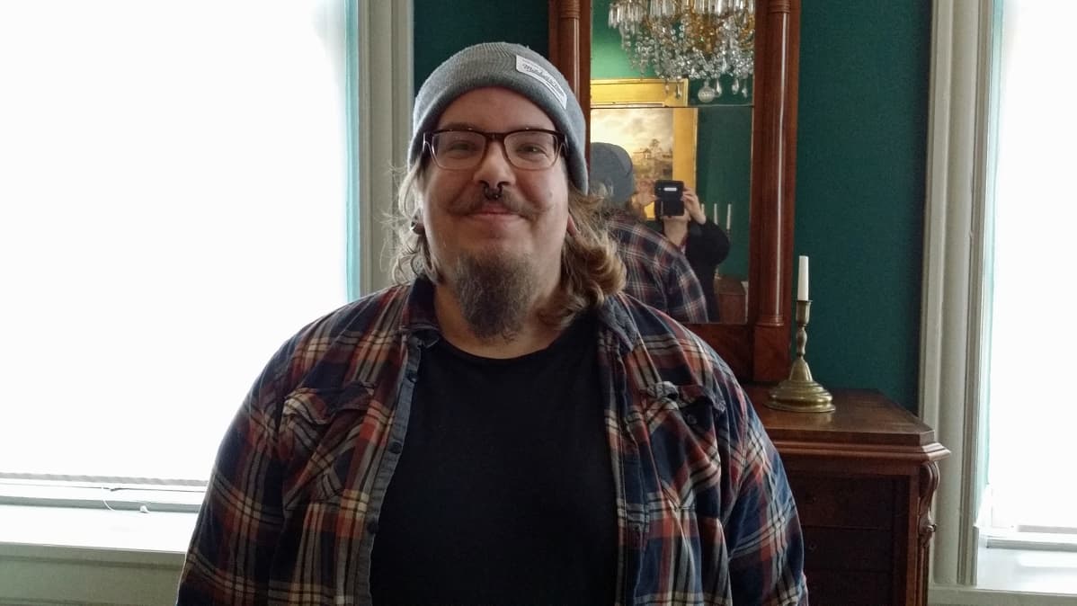 Kuvassa Antti Pahkamäki ja peilin kautta myös kuvaaja