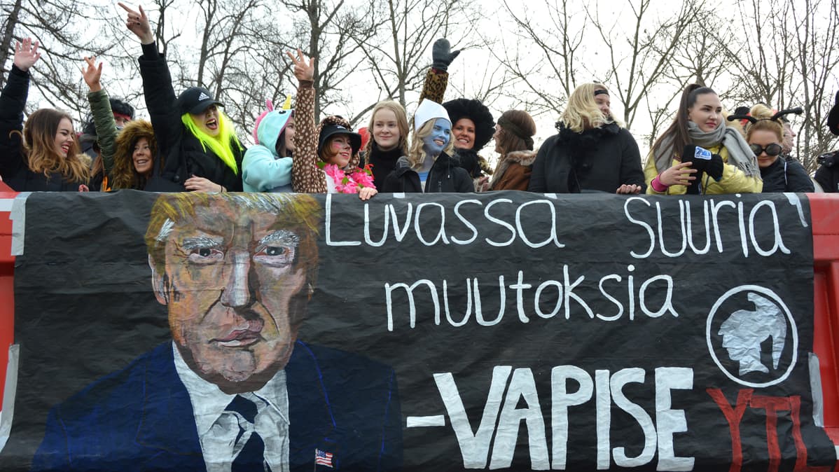 Kuvassa Kokkolan Yhteislyseon lukon abeja lähdössä kuorma-auton lavalla heittelemään karkkeja.