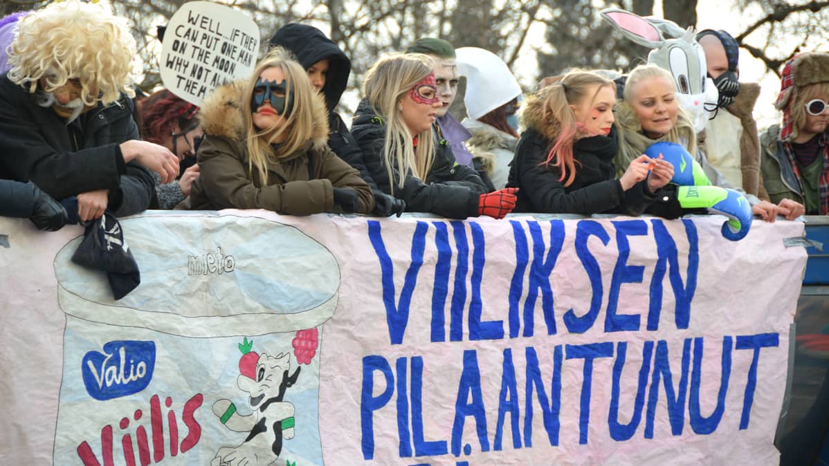 Kuvassa Kokkolan Yhteislyseon lukion abeja lähdössä penkkaripäivänä kuorma-auton lavalla heittelemään karkkeja.