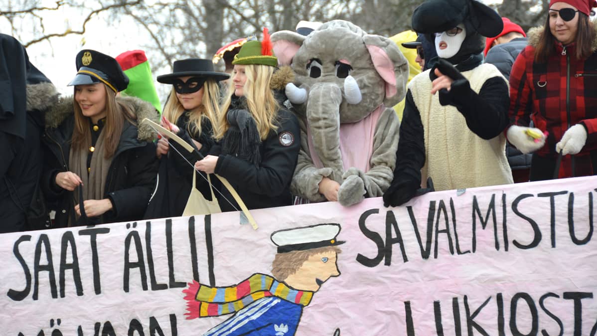 Kuvassa Kokkolan Yhteislyseon lukion abeja lähdössä penkkaripäivänä kuorma-auton lavalla heittelemään karkkeja.