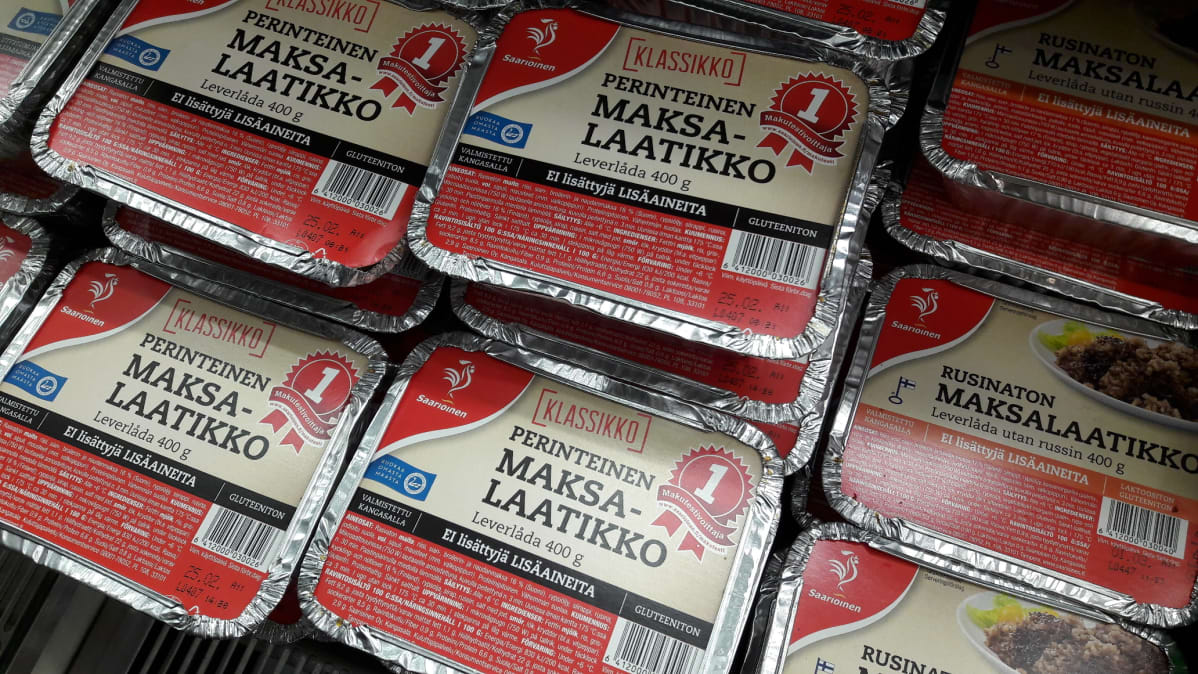 Maksalaatikkoja kaupan altaassa. Maksalaatikko on suomalaisten suosikkieines.
