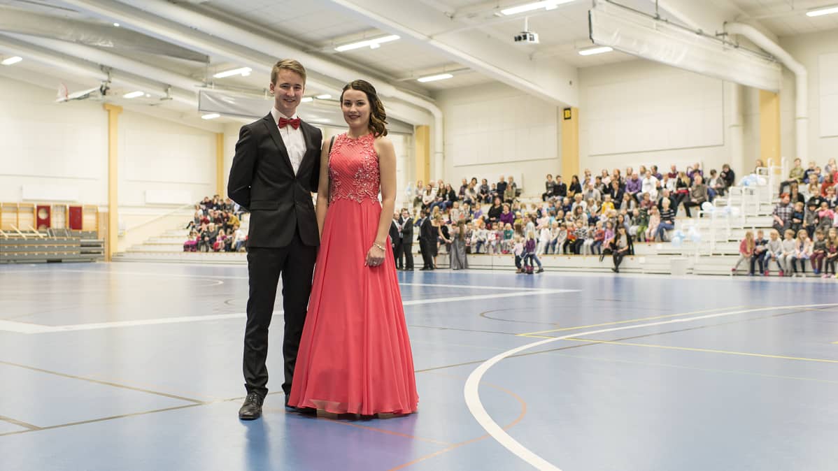 Nuoria vanhojen tansseissa.