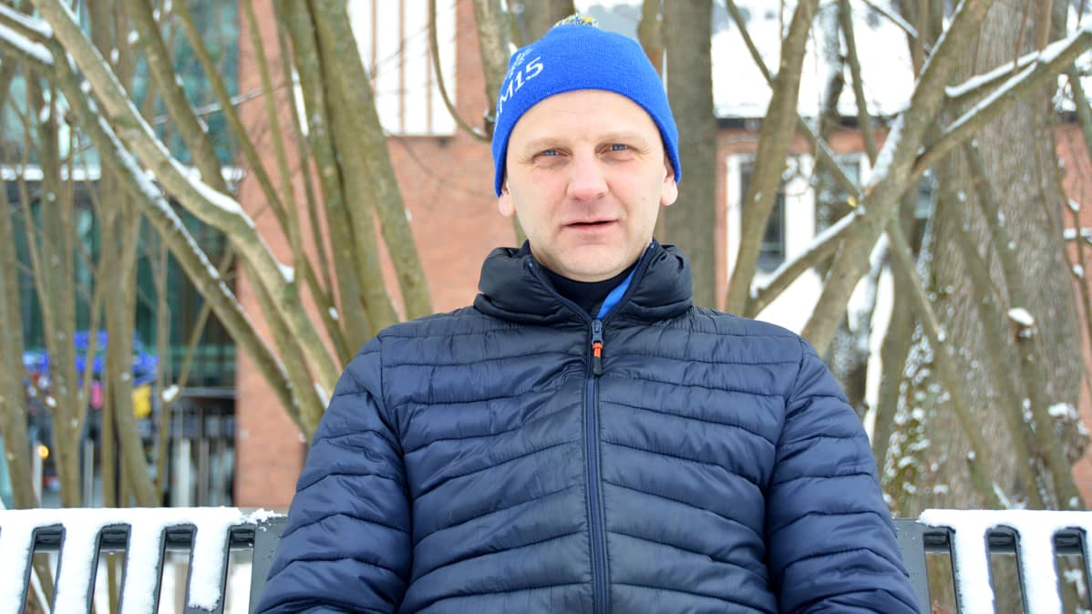 Kuvassa kokkolalainen veteraanimäkihyppääjä ja leirintäalueyrittäjä Erkki Ahtiainen.