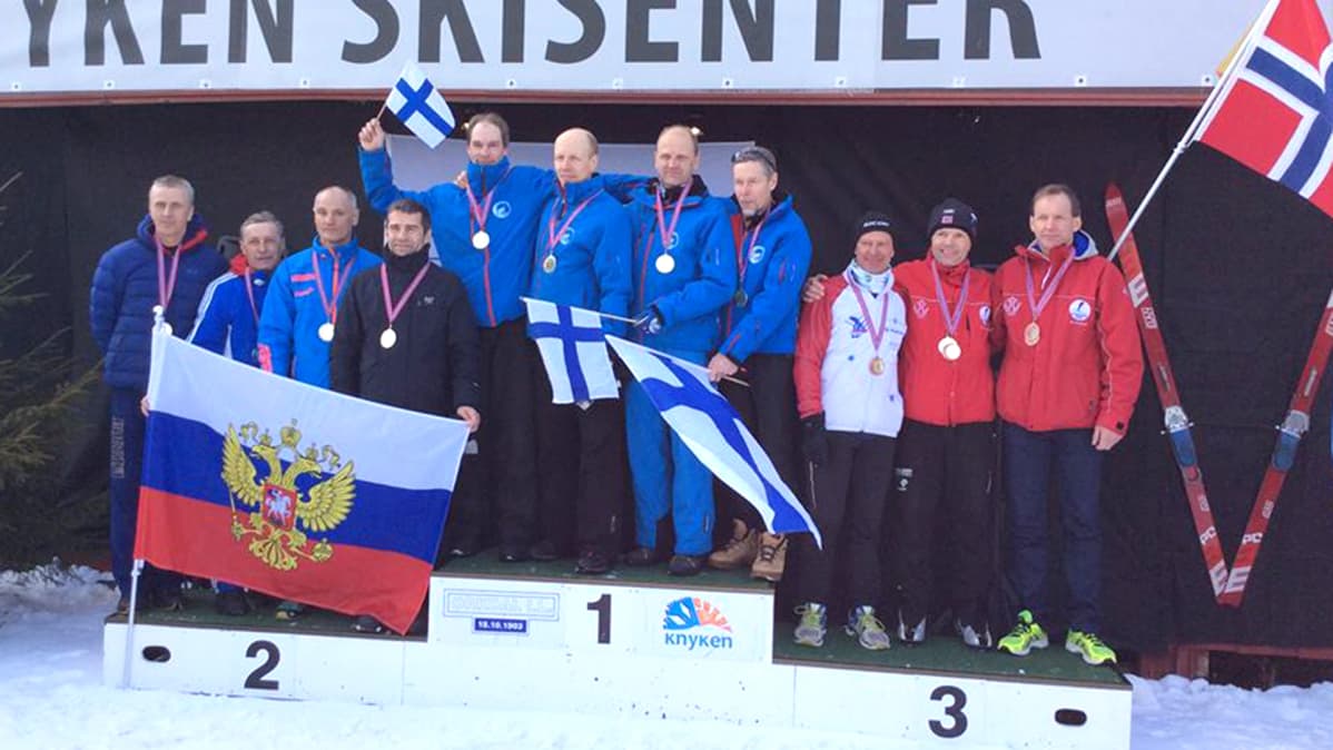 Kuvassa veteraanien yhdistetyn MM joukkuekilpailun palkitut vuonna 2016 Norjan Knykenissä.