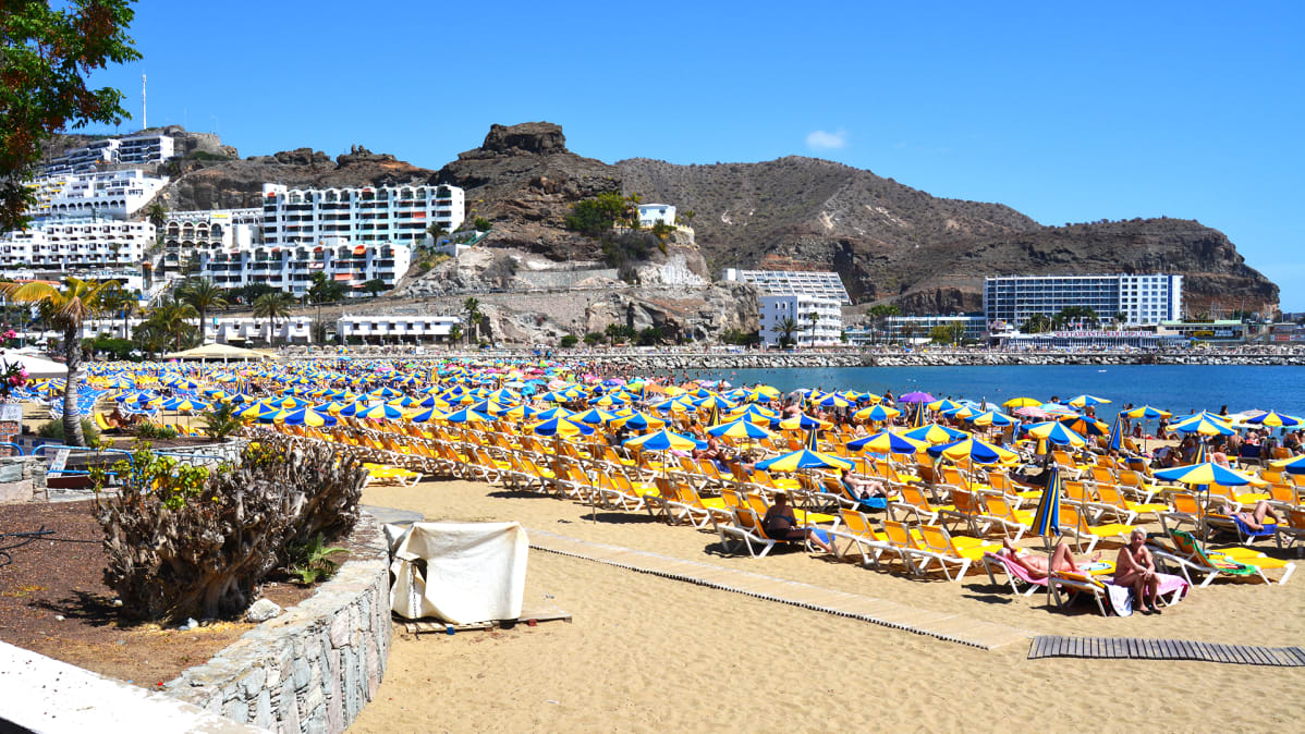 Kuva Puerto Ricon hiekkarannalta Gran Canarian saarelta.