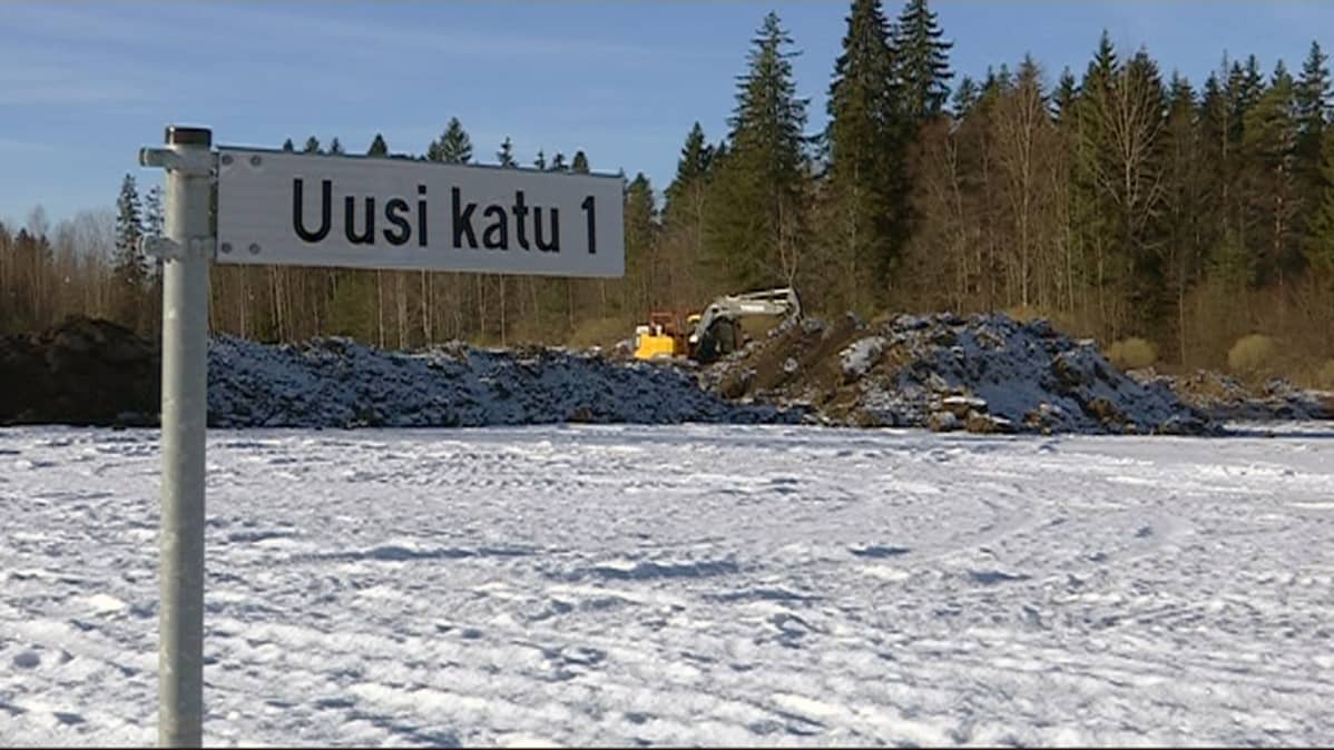 Pioneeripuiston Asuntomessualue 21.2. 2017. Kuvassa katukyltti, jossa lukee Uusi katu 1.