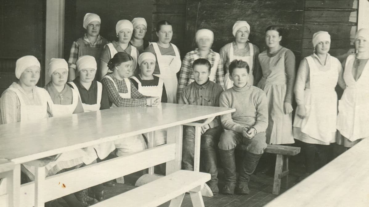 Karjakkokurssilaisia Impilinnassa vuonna 1932.