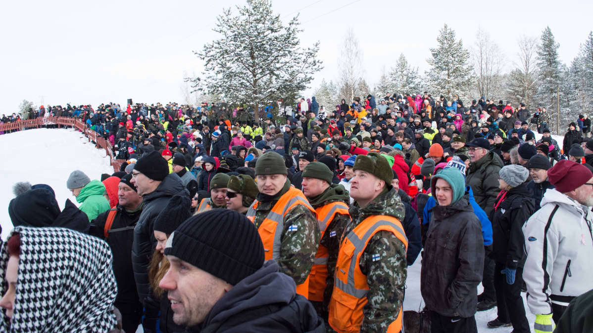 Mäkihyppytornin räjäytystä seurasi tuhatpäinen yleisö