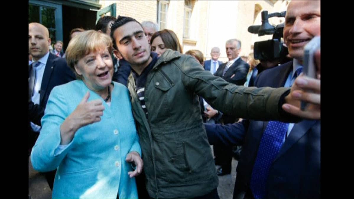 Angela Merkel ja Anas Modamani .