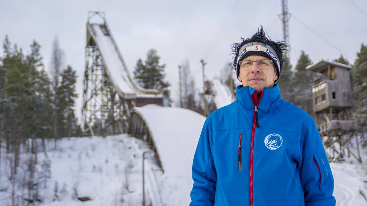 Veteraanihyppääjä Seppo Kinnunen ja Kajaanin Vanha hyppyrimäki