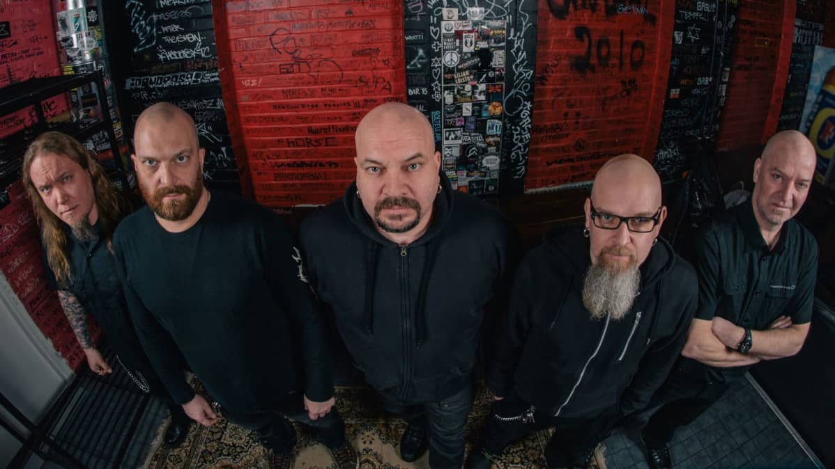 Uudellleen startannut Timo Rautiainen & Trio Niskalaukaus kotikentällään Tanssisali Lutakon backstagella.