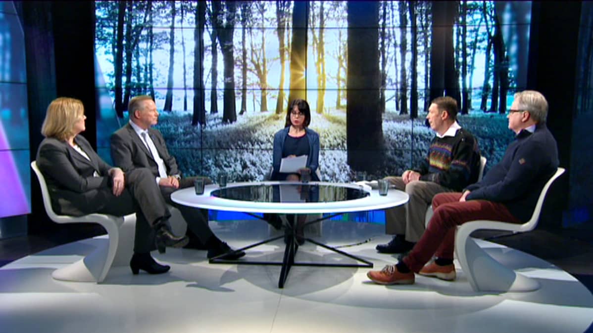 Studiossa vasemmalta Tiina Saarto, Martti Talja, Sari Huovinen, Esko Seppänen ja Juha Hänninen.