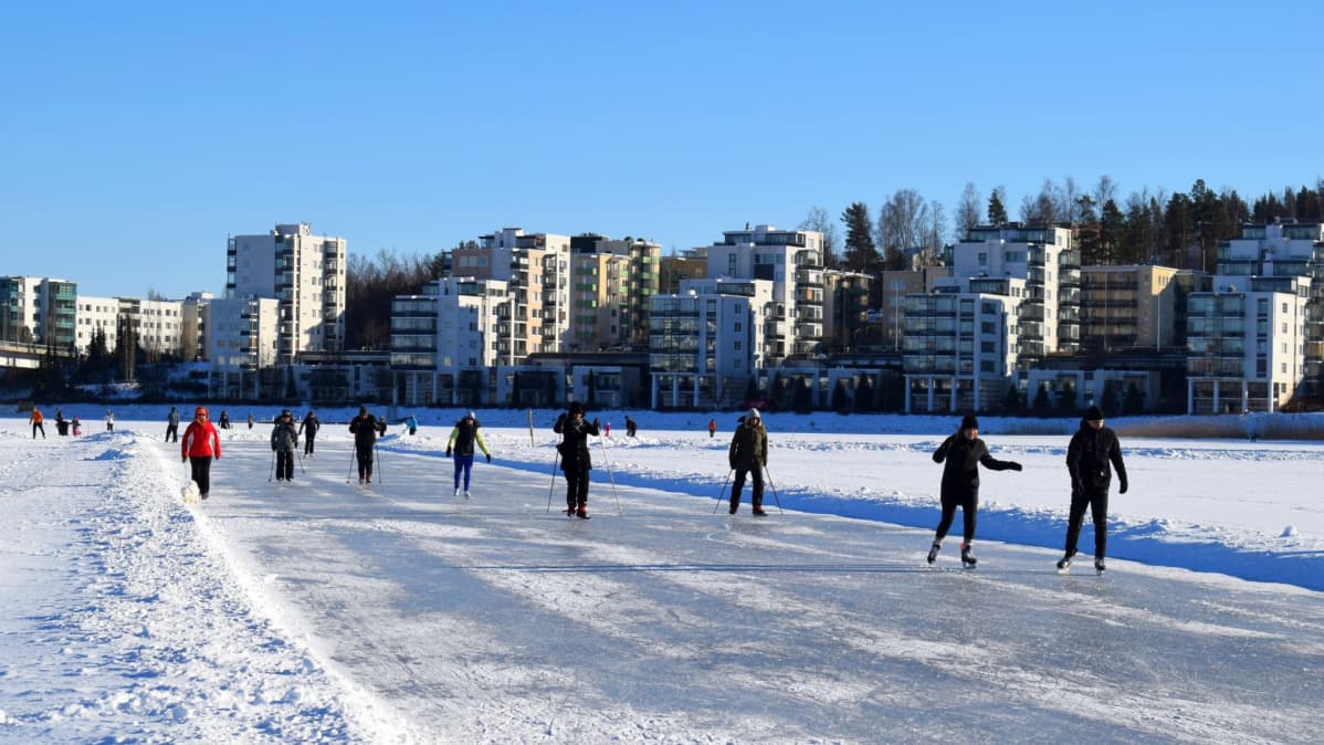 Jyväsjärvi retkiluistelurata, taustalla Ainola.