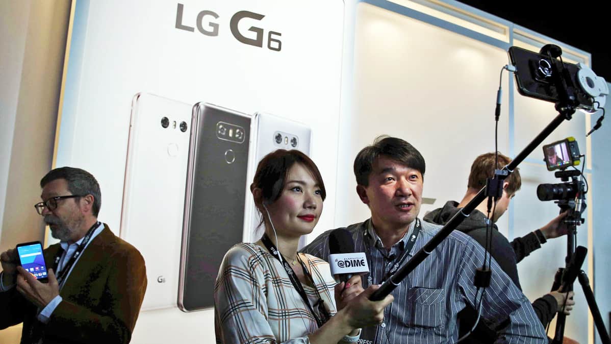 Toimittajat ottavat selfieitä LG G6 -puhelimen esittelypisteellä.