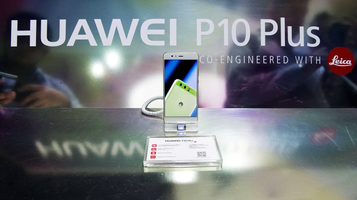 Huawein P10 -puhelin esittelypisteellä.