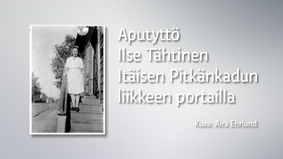 Grafiikka, jossa vanha mustavalkoinen valokuva naisesta, joka seisoo portailla.