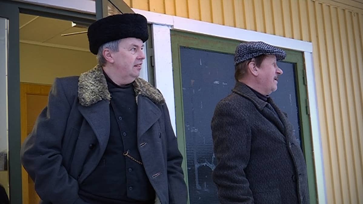 Tammisunnuntai-dokumentin kuvauksissa talkoolaisena oleva Martti Koski (vas) löysi pukunsa isoisän ja isän vanhoista varastoista.