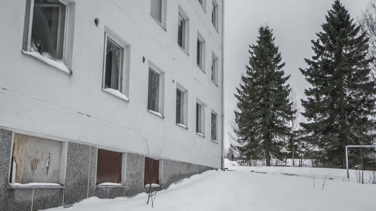 Siilinjärven Harjamäessä Pasurintiellä sijaitseva hylätty kerrostalo