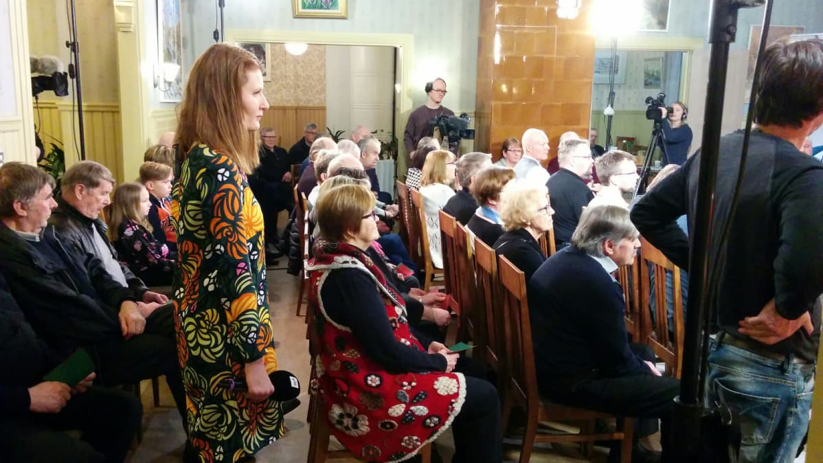Yleisöä Kurikan Vanhalla asemalla Yle Pohjnmaan, Ilkan ja Pohjalaisen yhteisessä vaalipaneelissa.