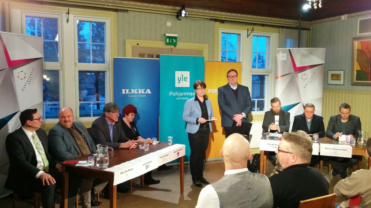 Kurikassa vaalipaneeli pidettiin Vanhalla asemalla.
