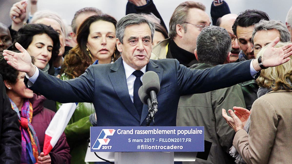 François Fillon puhuu kannattajilleen Pariisissa.