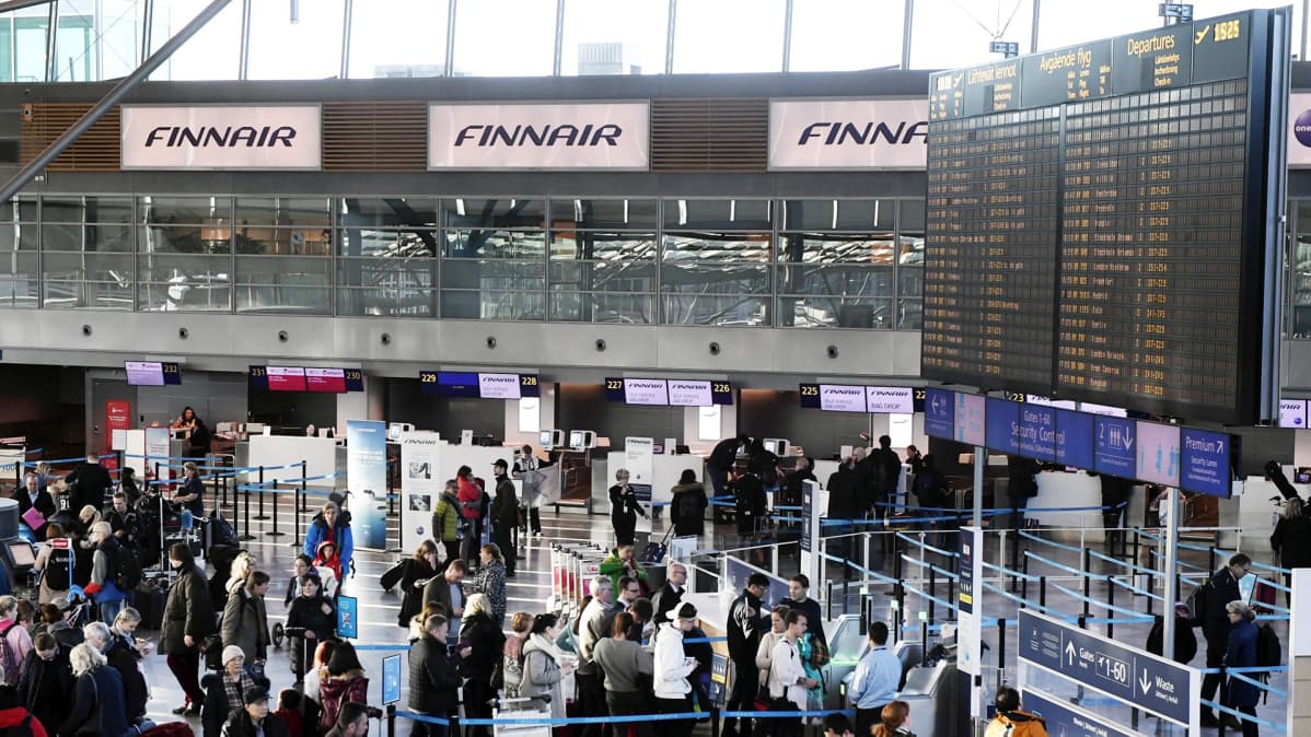 Matkustajia Helsinki-Vantaan lentoasemalla.