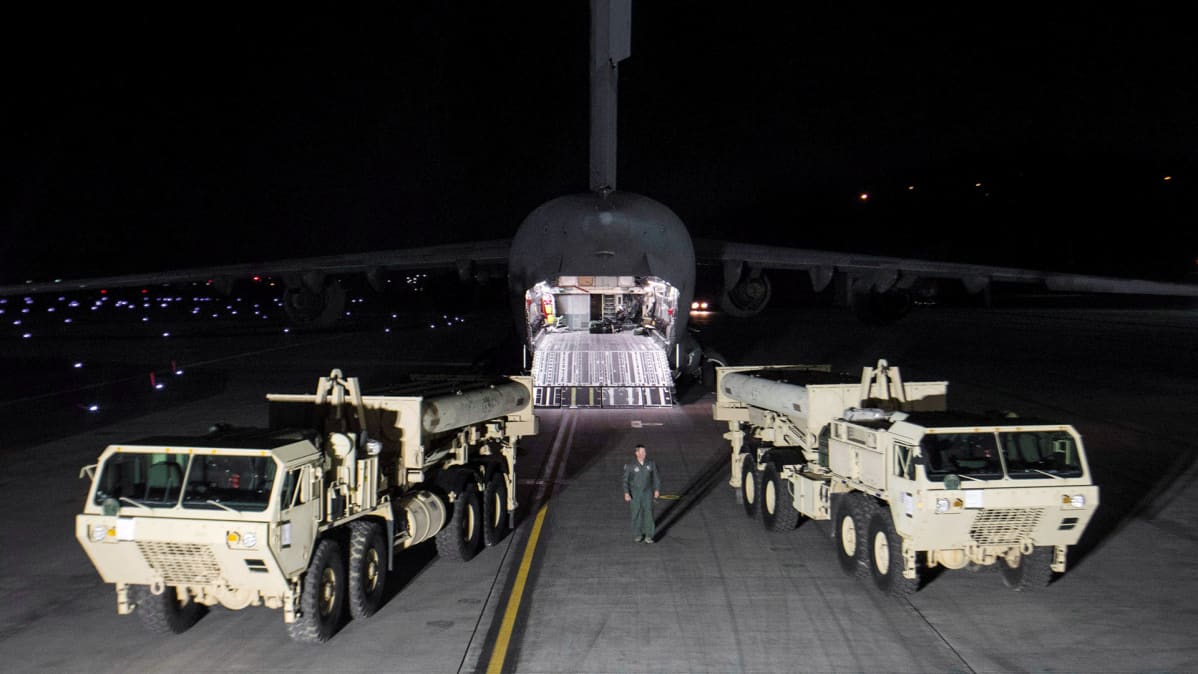 Yhdysvaltain asevoimat siirtävät THAAD-ohjuspuolustusjärjestelmänsä osia Etelä-Korean Pyeongtaekissa.