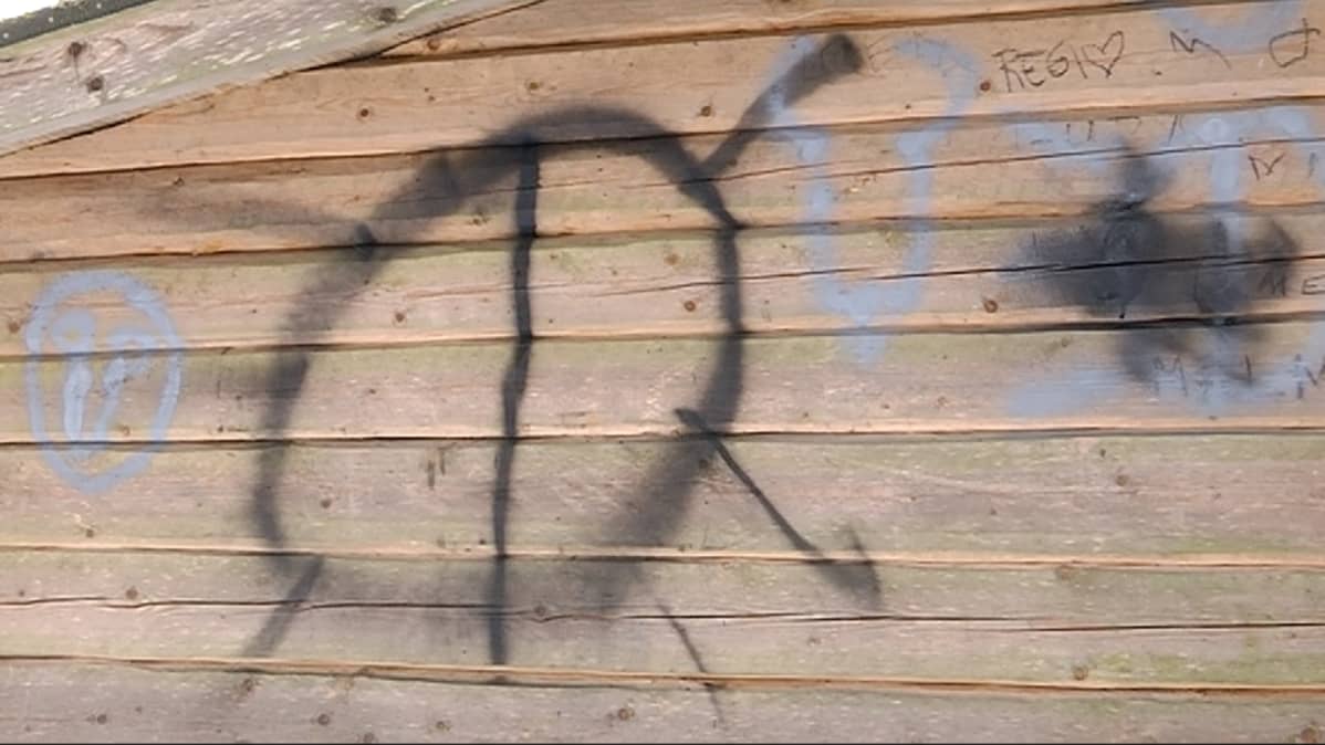 Laavun seinässä töherrys.