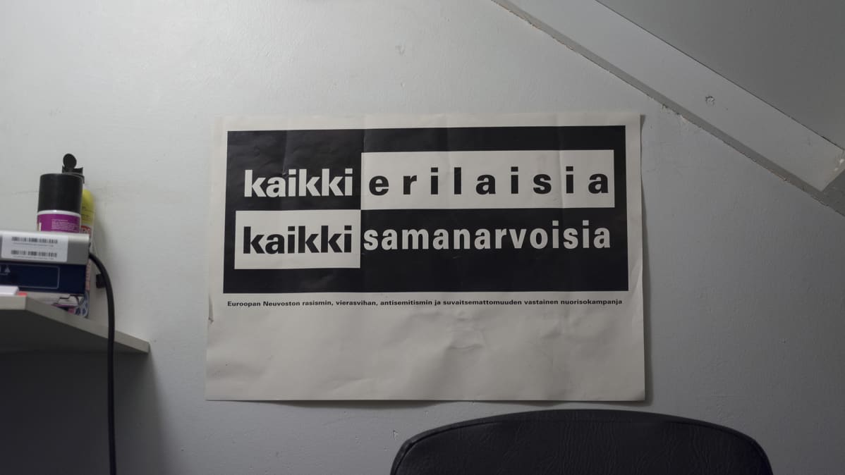 Juliste komeron seinällä