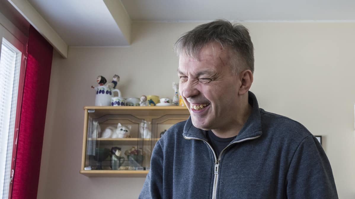 Mika Nieminen nauraa
